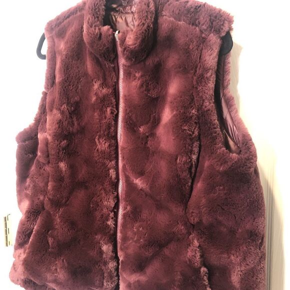 Faux fur burgundy reversible winter vest, size large - Picture 3 of 9